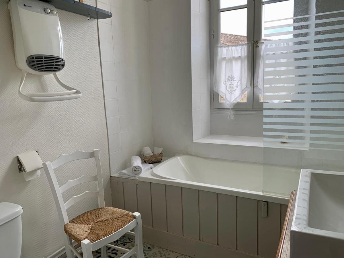 La Maison Du Bourg B&B Пюиссеген Экстерьер фото
